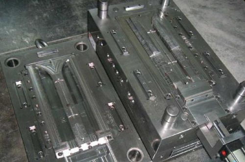 凭借多年工作经验,他投身铸造模具,成功建立了模具厂